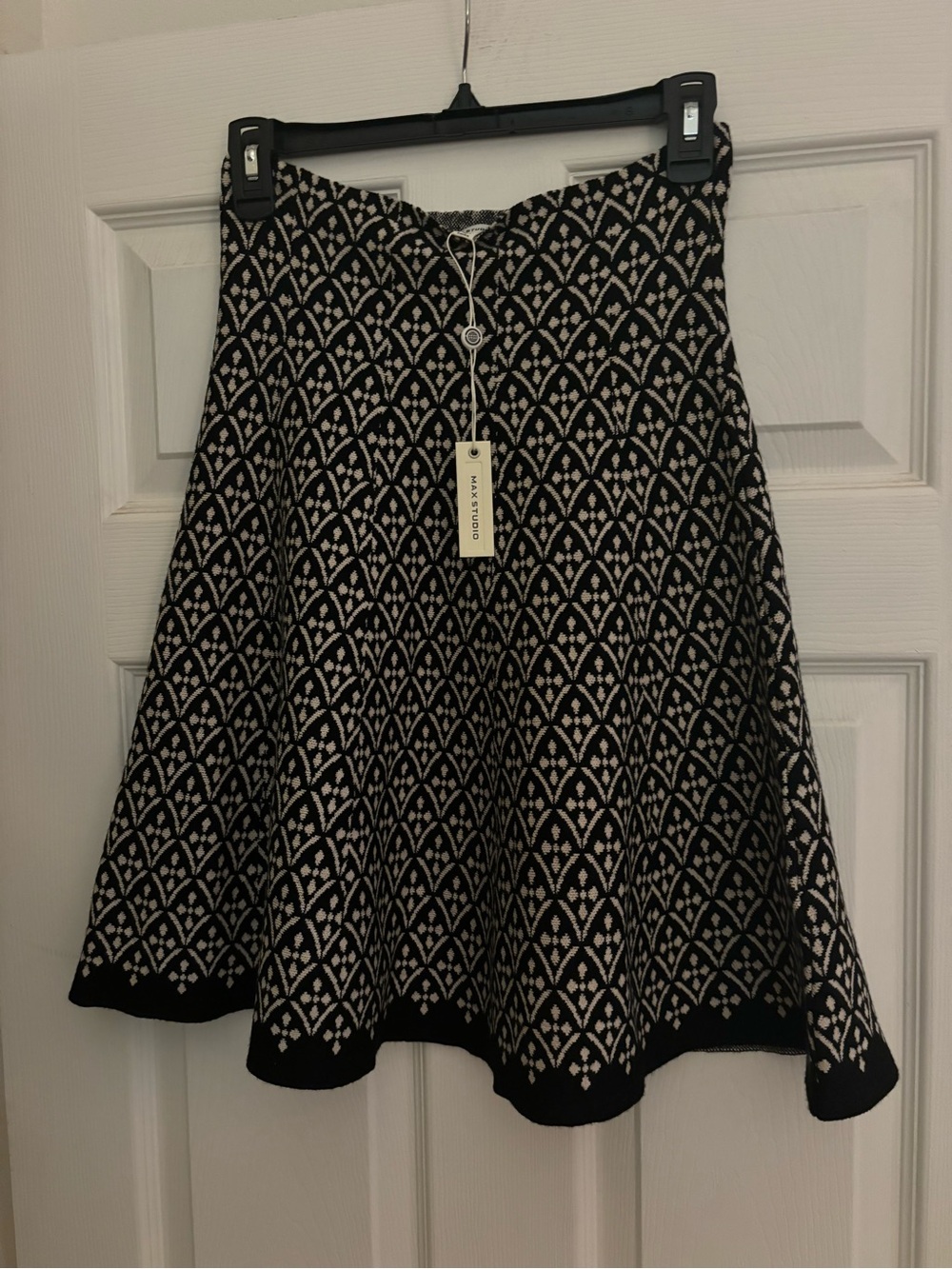 Max Studio Black and Cream Patterned A-Line Sweater Knit Skirt, Large, NWT